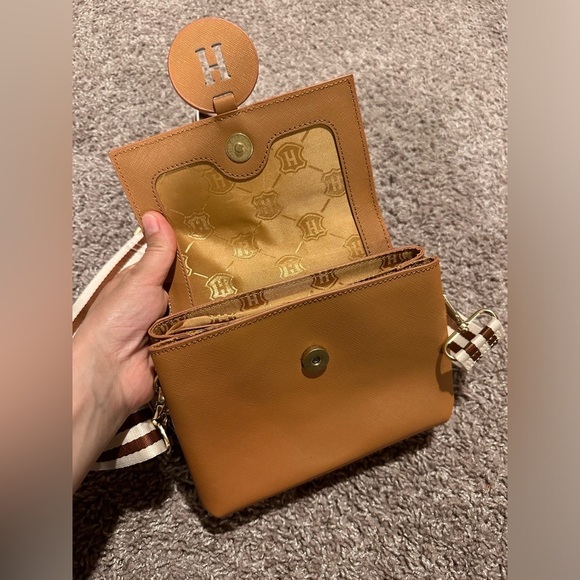 NWOT J.W Hulme Genuine Leather Crossbody Logo Bag Chain detail - Picture 7 of 12